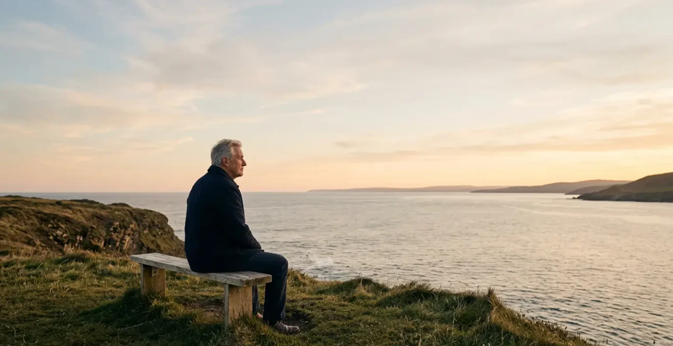 Personne senior contemplant un horizon calme symbolisant la transition vers la retraite et l'équilibre psychologique