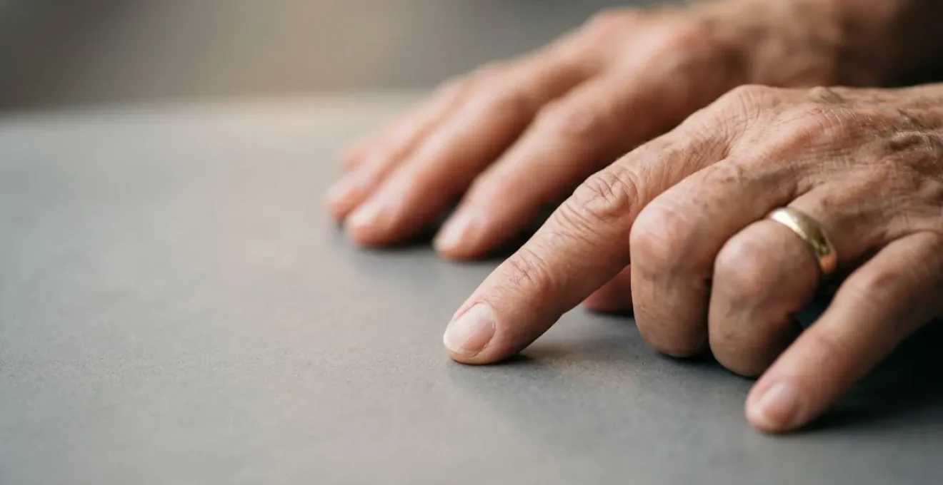 Gros plan sur des mains de senior explorant doucement une surface tactile avec confiance et curiosité
