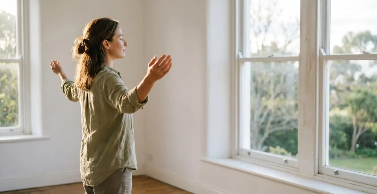 Personne profitant de la lumière naturelle matinale près d'une fenêtre, moment calme et apaisant pour synchroniser le rythme circadien