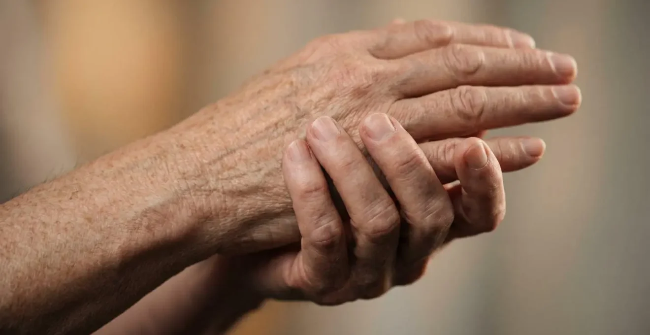 Représentation visuelle de l'impact du stress émotionnel sur les douleurs physiques chez les seniors