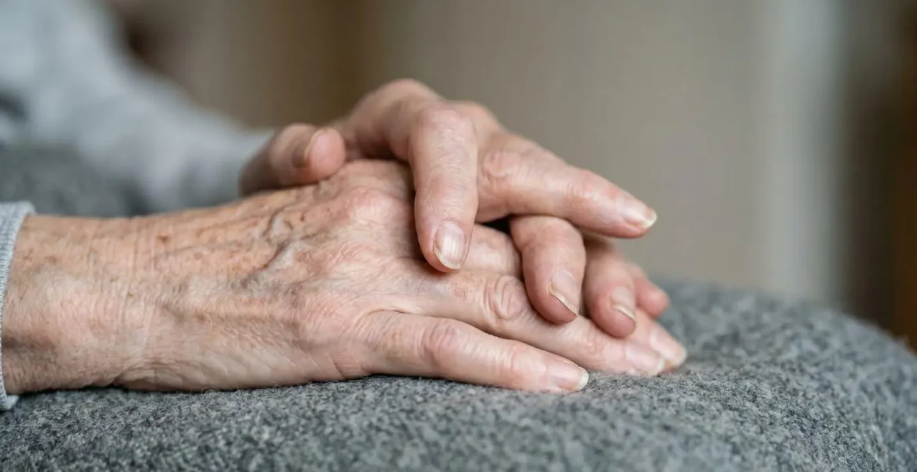 Gros plan sur des mains d'une personne âgée montrant la texture de la peau et les signes physiques liés à l'état nutritionnel