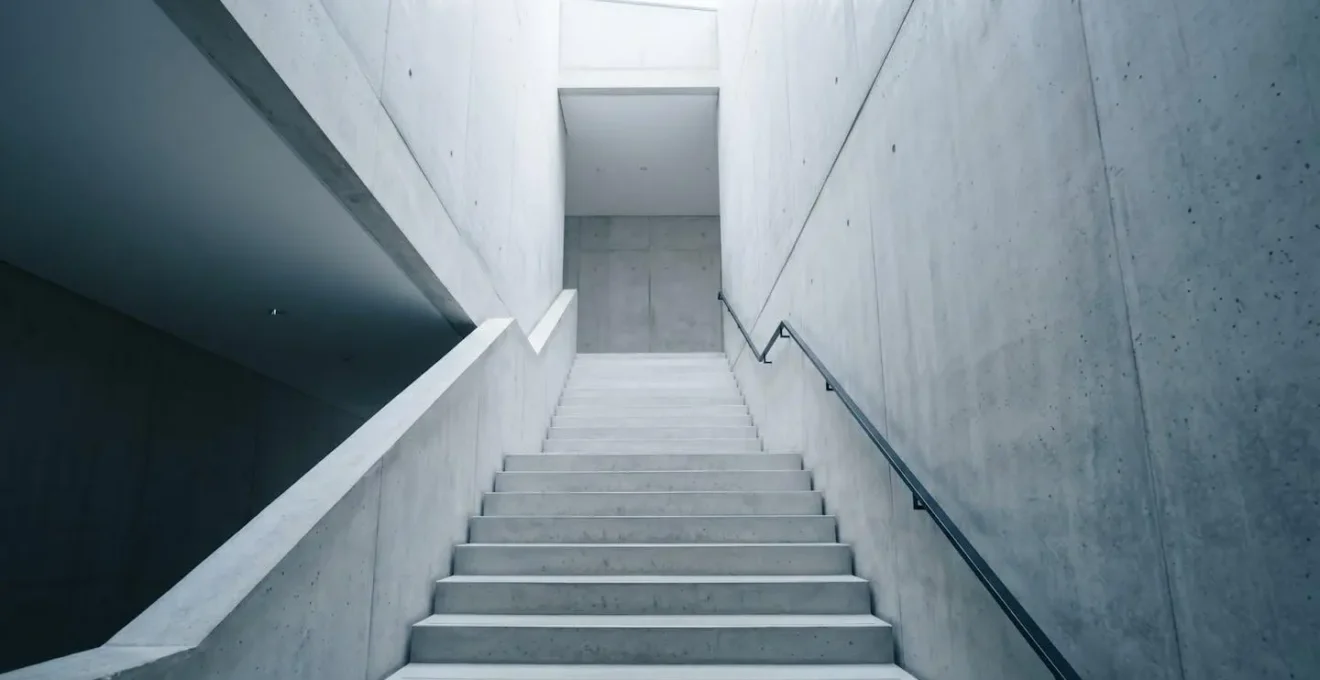 Escalier architectural symbolisant l'effort et la difficulté respiratoire associée aux troubles cardiaques